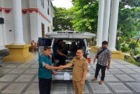 Bupati Amirudin Serahkan Bantuan Mobil Ambulance Kepada Lembaga Adat Banggai