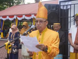 Kenakan Pakaian Adat Saluan, Ketua PGRI Banggai Bacakan Doa Saat Upacara Hardiknas 2023