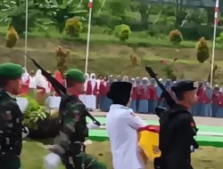 Sigap Menahan Merah Putih Terlipat Rapi, Puteri Pembawa Baki Paskibra Banggai Buat Takjub Ratusan Peserta Upacara