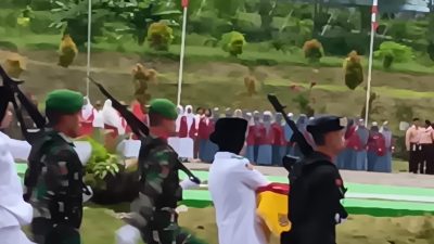 Sigap Menahan Merah Putih Terlipat Rapi, Puteri Pembawa Baki Paskibra Banggai Buat Takjub Ratusan Peserta Upacara