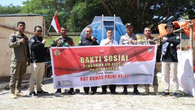 Sambut HUT ke-72, Humas Polres Banggai Bagikan 5.000 Liter Air di Pasar NKRI Bubung