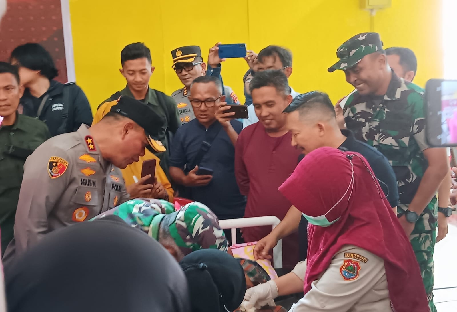 Kapolda Sulteng Irjen. Pol. Dr. Agus Nugroho meninjau Bakti Sosial dan Bakti Kesehatan dalam rangka HUT ke 32 AKABRI 91, Ahad (15/10/2023). (Foto : Naser Kantu/BANGGAI TIMES).