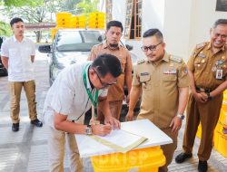 Bupati Banggai Terima Bantuan CSR 50 Tempat Sampah Dari Kalla Toyota 