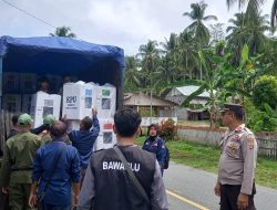 Jajaran Polsek Polres Banggai Kawal Distribusi Logistik Pemilu 2024 Dari PPK ke PPS