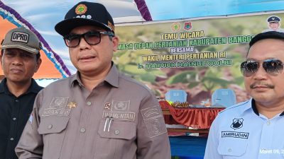 Berkunjung ke Banggai, Wamentan Harvick Salurkan Bantuan Kepada Petani