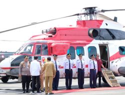 Disambut Bupati dan Kapolres Banggai, Presiden Jokowi Tiba di Bandara SA Amir