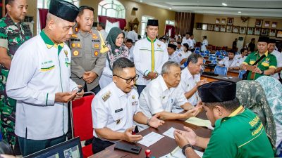 Bupati Banggai Bersama Wabup Salurkan Zakat Mal ke Baznas
