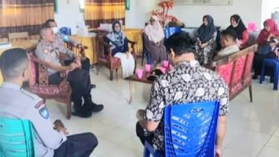 Bersama Polisi, Guru SMP Negeri 1 Kintom Bahas Minat Belajar Siswa dan Mencegah Tawuran