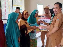 Warga Bahagia, Pemdes Kayutanyo Salurkan BLT-DD APBDes 2024