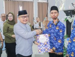 Serahkan 953 SK Pengangkatan Guru PPPK, Bupati Banggai Tak Larang Pakai Keki