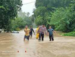 Polisi Bantu Evakuasi Warga Terdampak Banjir di Moilong BanggaiPolisi Bantu Evakuasi Warga Terdampak Banjir di Moilong Banggai