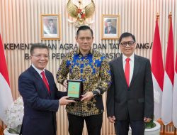 Menteri AHY Terima Penghargaan Tokoh Pendorong Investasi Dalam Negeri Melalui Reforma Agraria dan Pemberantasan Mafia Tanah