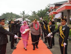 Penuh Haru, Saat Tradisi Pedang Pora Lepas AKBP Ade Nuramdani bersama Istri