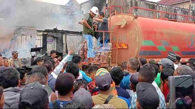 Water Truck PT. KFM Tiba, Kebakaran di Pasar Bunta Akhirnya Padam