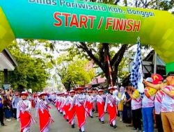 Delapan Regu Gerak Jalan SD Negeri 1 Luwuk Tampil Memukau