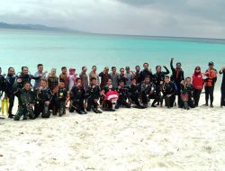 Sukses Kibarkan Bendera Merah Putih Dibawa Laut Pantai Oyama,Kades Lokotoy Apresiasi APPL