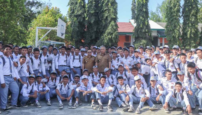 Kunjungi SMA Negeri 1 Bualemo, Bupati Amirudin Sumbang Panggung Minat Bakat