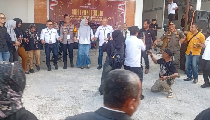 Bersatu Dalam Potoutusan : Beniyanto Gandeng Semua Undangan Pleno Dalam Tarian Modero