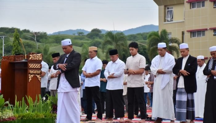 Kapolda Sulteng Irjen Pol. Dr. Agus Nugroho Bersama Ribuan Warga Shalat Idul Adha Bareng di Lapangan Mapolda