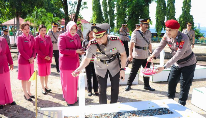 Kapolres Banggai Pimpin Upacara Ziarah dan Tabur Bunga di TMP Tanjung Tuwis
