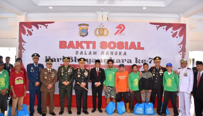 Bagikan Ratusan Sembako, Kapolda Sulteng: Polri Hadir untuk Masyarakat, Tak Hanya Soal Keamanan