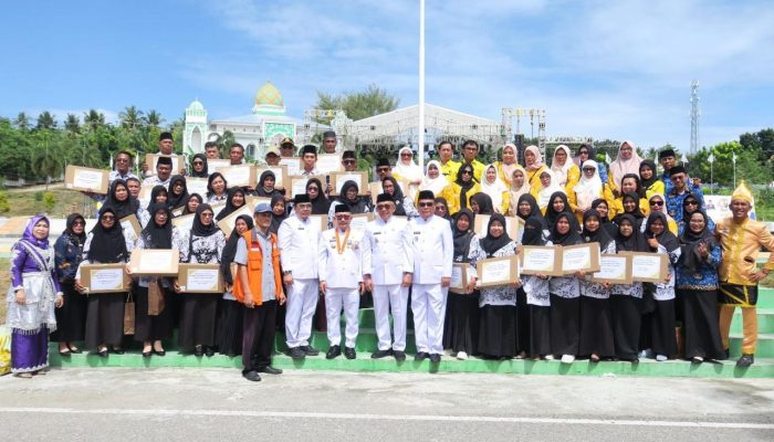 HUT Banggai ke 65, Bupati Amirudin Serahkan Bantuan Laptop JOB Tomori ke 37 Satuan Pendidikan