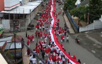 Merdeka! Ribuan ASN Banggai Arak Bendera Merah Putih Sepanjang Satu Kilometer