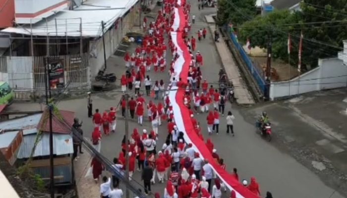 Merdeka! Ribuan ASN Banggai Arak Bendera Merah Putih Sepanjang Satu Kilometer