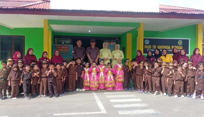 Kajati Sulteng Bersama Ketua IAD Wilayah Sulteng Bahagia Kunjungi TK Adhyaksa XL Banggai 