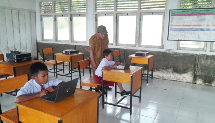 Hadirkan Star Link dan Laptop Untuk Kelancaran ANBK, Orang Tua Siswa Hingga Komite SDN Tampe Apresiasi Dukungan Langsung Kadisdikbud Banggai