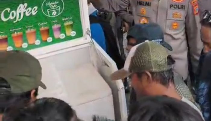 Diborong Wakapolda Sulteng, Jajanan Es Krim Bikin Sejuk Suasana Demo di Palu