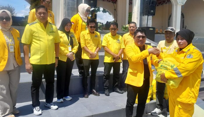 2.000 Warga Luwuk Dapat Paket Sembako Gratis dari DPD II Golkar Banggai