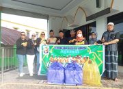 Alumni SMPN 1 Luwuk Angkatan 1982 Bagikan Takjil di Enam Masjid