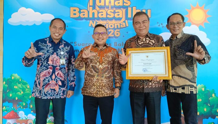 Disdikbud Sukses Lestarikan Bahasa Ibu, Bupati Banggai Raih Penghargaan dari Kemendikdasmen