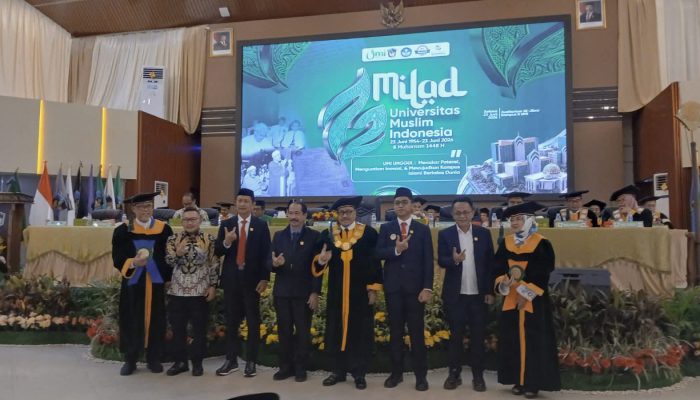 Bupati Amirudin Terima Pin Emas Alumni Berprestasi di Milad ke-72 UMI Makassar