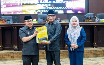 Dihadapan Bupati Banggai, Semua Fraksi DPRD Banggai Kompak Terima Pertanggungjawaban APBD 2025