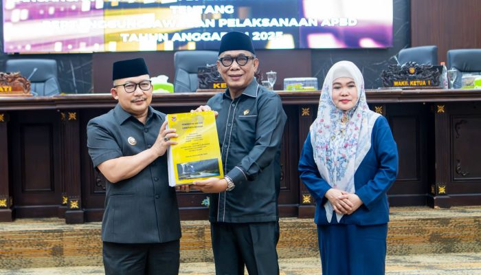 Dihadapan Bupati Banggai, Semua Fraksi DPRD Banggai Kompak Terima Pertanggungjawaban APBD 2025