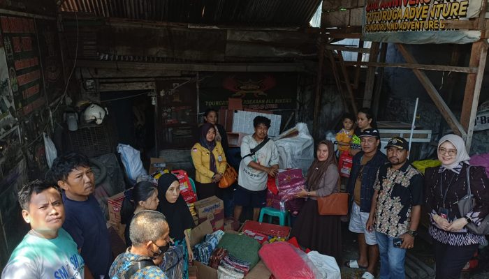 Dinsos Tanggap Musibah Bungin Timur, Hariadi Bola Serahkan Kebutuhan Dasar Untuk Korban Kebakaran