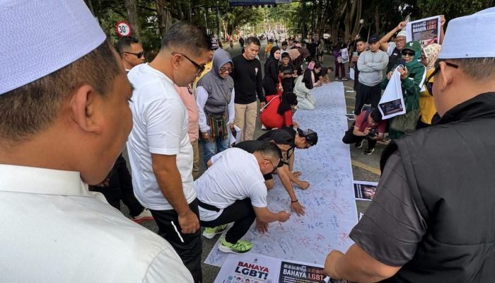 Bersama Masyarakat dan Tokoh Lintas Agama, Bupati Banggai Tandatangani Petisi Tolak LGBT