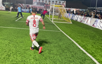 Gol Spektakuler Tendangan Sudut Bupati Amirudin Taklukkan Penjaga Gawang DS LNG​