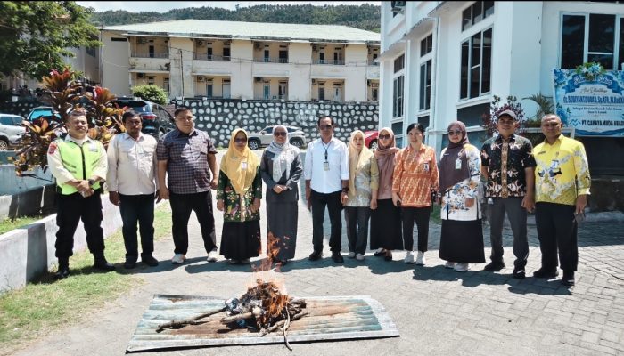 RSUD Luwuk Musnahkan 66 Bungkus Rokok Hasil Razia Pengunjung