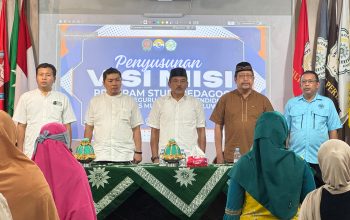 Jadi Narasumber Kuliah Umum S2 Pedagogi Unismuh Luwuk, Kadis Syafrudin Hinelo : Guru Masa Kini Butuh  Kompetensi Akademik Tingkat Tinggi