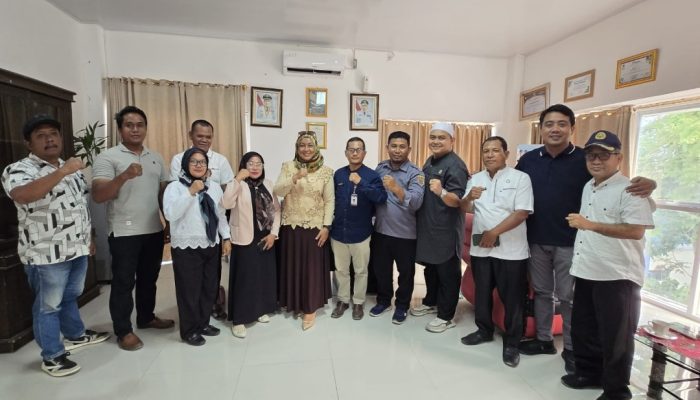 Hari Pertama Berkantor, Camat Luwuk Lella Gusrini Ahmad Gelar Pertemuan Bersama Delapan Lurah dan Dua Kades